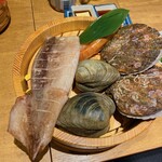 磯丸水産 - 食材が運ばれます