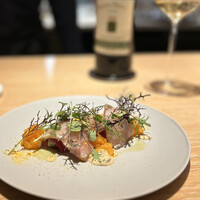 マンサルヴァ - ハーブを効かせた寒鰤。脂乗りは程良く、みかんの爽やかさでさっぱりいただけます。