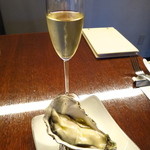 キアーロ・ディ・ルナ - 岩牡蠣とシャンパン