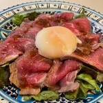 ファニーキッチンアット淡路 - 温玉のせローストビーフ丼