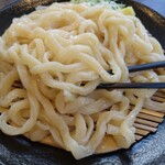 麦屋 - 麺をよーくご覧ください。お箸と比較して太麺であることが分かります。やや不揃いでやや捩(よじ)れのある武蔵野うどんです。