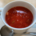カフェ すいれん - ビーツを使ったスープ。「赤の時代」をイメージ。