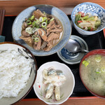 清美食堂 - ホルモン煮込み定食(590円)