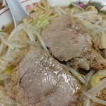 ラーメン二郎 - 豚も申し分ない旨さ