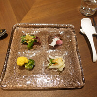 カントニーズ 燕 - 卯年のウサギがいる前菜