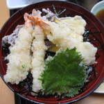活魚料理一徳 - 天丼　海老天の下にイイダコ天が隠れていますョ。