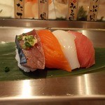 寿司 魚がし日本一 - 最初に四貫