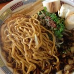 ラーメンにっこう - 食欲をそそる麺の色合いとビジュアル