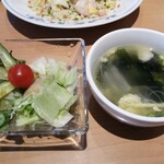 Dragon - 海鮮炒飯に付いているサラダと中華スープ♪