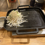 鶏豚焼肉 牛ホルモン酒場 森田商店 - 鉄板とガスコンロで。もやしは肉安め用に。