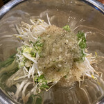 鶏豚焼肉 牛ホルモン酒場 森田商店 - 追加のもやし