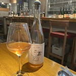 Wain To Youshokuya Haru - ② ピノ・グリージョ ガウディオーゾ(イタリア)コッパーカラーのオレンジワイン。フルーティで生き生きした余韻が続きます。