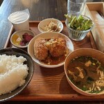 Asari Shokudou - 煮込みハンバーグとコロッケの定食
