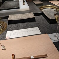 日本焼肉はせ川 別亭 銀座店 - お膳には白梅を添えてくださり