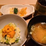 笹組 調整 - ⑳蝦夷馬糞雲丹(ロシア北方四島産)載せご飯、黄身&出汁のソース掛け
            蝦夷馬糞雲丹は甘みと複雑な後味がちゃんとしたものでまずまず
            黄身&出汁のソースまで必要なのかな？
            ㉑お味噌汁
            ㉒お漬け物