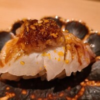笹組 調整 - ⑧ガスバーナー炙りの赤鯥<別称:ノドグロ)(島根県浜田産)の握り、おろしポン酢、削り黄柚子皮掛け
                      ガスバーナーで炙ると表面の脂が滲み出て旨みは強くなるけどギトギトするんですよね