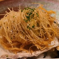 笹組 調整 - ②牡蠣(広島県宮島産)のカダイフ巻きフライ、削りパルミジャーノ・レッジャーノチーズ掛け、自家製オイスターソース添え
                    これはパリッとした極細のカダイフの食感が良かった
                    牡蠣の旨みも○