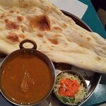 チャンダニー - Aランチ。ナンが画面に収まりきらない。