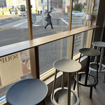 PARKER COFFEE STAND - 窓際の席
