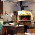 パラッツォ サン グスト - 一番奥に薪のピザ窯です