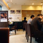 琴ヶ梅 - 入り口付近のテーブル席。