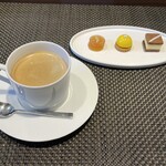 レストラン ラ・フロレゾン・ドゥ・タケウチ - LE CAFÉ ET SES PETIT’S FOURS