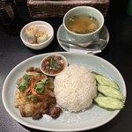 タイの食卓 オールドタイランド - カオマンガイヤーン〜鶏肉のスパイシー焼き炊き込みご飯・・と書いてあるが炊き込みご飯では無かった。