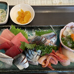 マルカツ - 特上刺盛定食　¥1,500 甘えび、生だこの吸盤、帆立、釣あじ、さば酢〆、活赤貝　さらに、さより、小肌、マグロたち