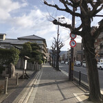 Hinode Udon - 京阪 神宮丸太町駅、降りてすぐ　※ここから徒歩で、約3km