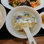 Kashin En - シンプルで優しい味わいの玉子と豆腐のスープ、これが濃い味と絶妙にマッチ！