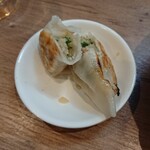 Kashin En - 餃子の断面、箸で分けたので少々不恰好？でも皮がもちもちして厚みあり美味☆