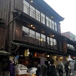 川豊 - 創業110年を物語る建物ですね