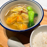 彬龍華 66 - 2.“真的好”鮮蝦雲吞麵
                豚肉入り海老ワンタンと黄ニラのせ香港金華ハムスープそば