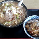 斉華 - とんこつ味噌ラーメン半カツ丼セット(990円也) チャチャ系の超熱々ラーメン！