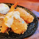 おなかいっぱい - 豚ロースとミックスフライ(タイムサービスの目玉焼き添え)_¥1,380