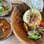 Electric Beans Cafe 豆電球 & Spice Curry Delico - 2種がけ（とりゴボウと大根のキーマ、タイ・グリーンカレー（チキン・きのこ・ココナッツ））（大盛り）