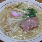 Tokiwa Shokudou - ラーメンの具はチャーシュー１枚、蒲鉾、メンマ、もやし、青ねぎが入っています