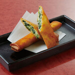 Spinach gratin spring roll (1 piece)