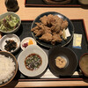 Kushiyaki Jizakana Umameshi Shuunandainingu Zen - 山盛り鶏の唐揚げ膳