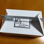 いづみや - 箱に貼られた消費期限のシールの絵もまた愛おしい