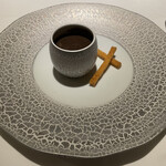 シェ・イノ - 黒トリュフのピューレをかけた温度玉子