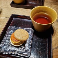 侘家古暦堂 祇園花見小路本店 - モナカアイスとほうじ茶
