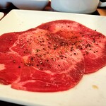 お肉屋さんのひとり焼肉 - タンは薄切りのが2枚