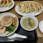 横浜とんとん - チャーシュー丼と餃子3皿（15個）