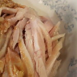 新華苑 - 鶏モモ肉の水煮を半分使ってるそうです。