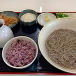 越前そば笑遊 - 越前(温そば) 釜揚げそば (中) (税込)700円 と 黒米ごはん (税込)100円 ※拡大 (2023.01.21)