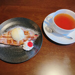 Fudousan&Cafe Himawari - クロッフルドリンクセット(クロッフル(メープル) 無農薬紅茶(ホット))