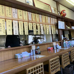 萬里 - カウンター席とメニュー表示