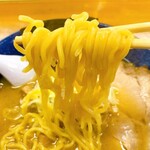 らーめん本丸 - 黄色い縮れ麺