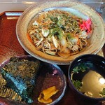 和食処　田舎家 - 焼きそばセット（鮭お握り）